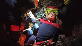 Hatay’da kepçeyle dereye uçan operatörü kurtaran 4 itfaiye personeli oksijen zehirlenmesi yaşadı