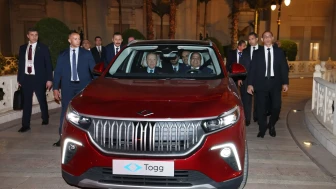 Kahire'de Cumhurbaşkanı Erdoğan Mısır Cumhurbaşkanı es-Sisi'ye Togg hediye etti