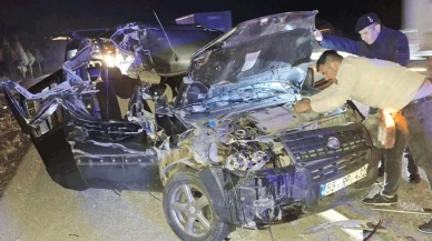 Afyon'da feci kaza: Otomobil hurdaya döndü, 2'si bebek 5 kişi yaralandı