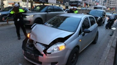 Antalya'da Trafiği Kilitleyen Kaza! 3 Araç Birbirine Girdi!