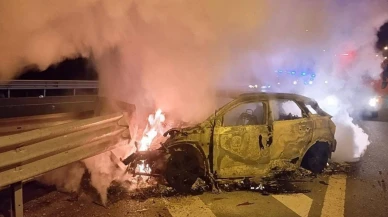 Aksaray’da korkunç kaza: Bariyerlere çarpan araç alev alev yandı