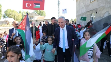 Ağrılı öğrenciler Gazze için hayır panayırı düzenledi