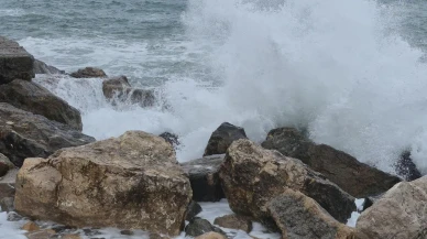 Bartın'ın Amasra ilçesinde meteorolojinin fırtına uyarısı sonrası dev dalgalar oluştu
