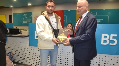 Balıkesir'de PTT'nin 185. yıl kutlamalarında ehliyet yenileyen İbrahim Kandemir'e ödül