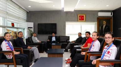 Badminton şampiyonları Ali İhsan Kabakcı'yı Kayseri'de ziyaret etti