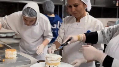 Düzce’de öğrenciler Raziye Begüm Sultan Yurdu’nda tatlılar yaptı