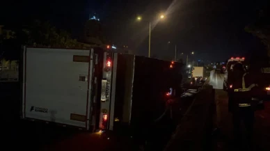 Eskişehir'de şeker yüklü tır kontrolden çıkarak bariyerleri biçti ve yan yattı