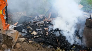 Kastamonu’nun Bozkurt ilçesinde iki katlı ahşap ev yangında küle döndü
