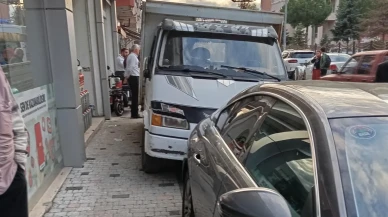 Ünye’de epilepsi nöbeti geçiren sürücü park halindeki araçlara çarptı