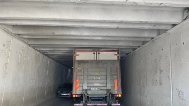 Manisa’nın Turgutlu ilçesinde kamyon alt geçitte sıkıştı trafik ekipleri kurtardı