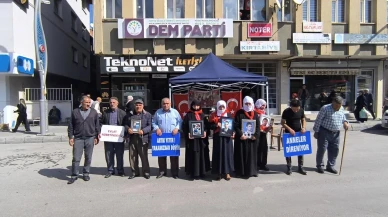 Muş'ta aileler DEM Parti önünde çocuklarını kurtarmak için eylem yapıyor