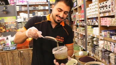 Diyarbakır'da Ali Baran Çelik 25 bitkiden özel karışım yapıyor