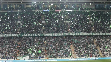 Bursaspor taraftarları Çağan Ata için yeşil-beyaz balonlar bıraktı