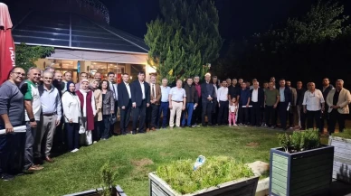 Eğitim-Bir-Sen Manisa Şube Başkanı Ahmet Yasav Akhisar’da emekli eğitimcilere plaket takdim