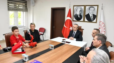 TEKNOFEST şampiyonu öğrenciler İl Milli Eğitim Müdürü Sinan Aydın'ı ziyaret etti