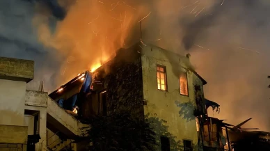 Tarsus'ta iş yerinde çıkan yangın 2 binaya sıçradı