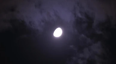 Bitlis Ahlat’ta şişkin ay gökyüzünde büyüleyici manzara oluşturdu