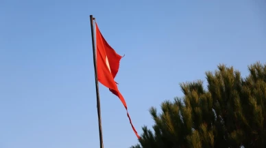 Aydın’ın Köşk ilçesinde yırtılan Türk bayrağı değiştirilmeyi bekliyor