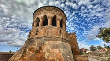 Ahlat'ta bulutlar ve Selçuklu kümbetleri görsel şölen sundu