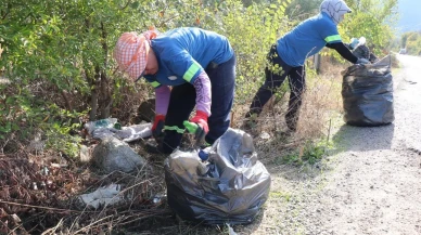 Bozdoğan Belediyesi kadın çalışanlarla yol kenarlarında temizlik yaptı