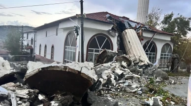 Ankara'nın Ayaş ilçesinde fırtına caminin minaresini yıktı