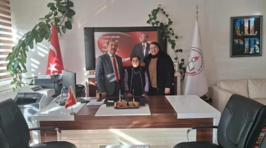 Çıldır'da cumhuriyet temalı yarışmada dereceye giren öğrenciler ödüllendirildi