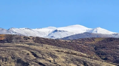 Bitlis'in Tatvan ilçesinde yüksek kesimler karla kaplandı