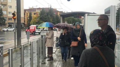 Eskişehir'de aniden bastıran sağanak yağış vatandaşları zor durumda bıraktı