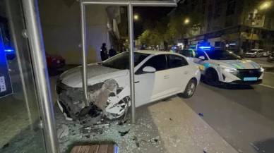 Tekirdağ Çorlu'da alkollü sürücü polisten kaçıp yolcu durağına çarptı.