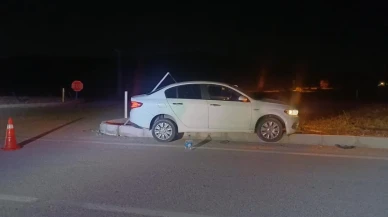 Çorum Alaca’da otomobil refüje çarptı araçtakiler hafif sıyrıklarla kurtuldu