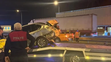 Osmaniye’nin Düziçi ilçesinde otomobil bariyerlere çarptı ve takla attı.