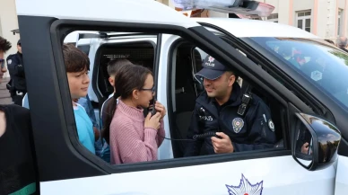 Çanakkale’de emniyet ekipleri öğrencilere akran zorbalığı ve siber suçlar hakkında bilgi