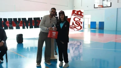 Sivassporlu futbolcular Aşık Veysel Ortaokulu resim sergisinde öğrencilerle buluştu
