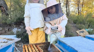 Muğla'nın Yatağan ilçesinde minikler babalarına arıcılıkta yardım ediyor