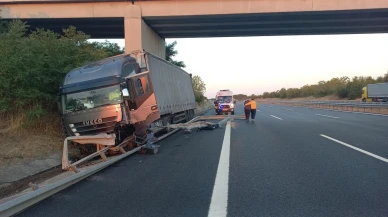 Bulgaristan plakalı tır Edirne-İstanbul TEM Otoyolunda bariyerlere çarptı