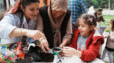 Düzce'de BELKA kreşi öğrencileri Alzheimer Merkezi'nde marul fidesi dikti