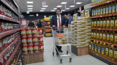 AK Parti Milletvekili Fırat Erzurum Halk Pazarı’nda alışveriş yaptı