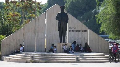 Aydın'da öğrenciler yemekhaneye alınmayınca sokakta yemek yiyor