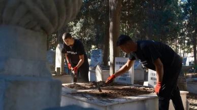 Bursa’da iki kardeş mezarlık temizleyerek sosyal medyada fenomen oldu