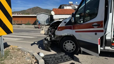Fethiye’de ambulansla hafif ticari araç çarpıştı, iki kişi yaralandı