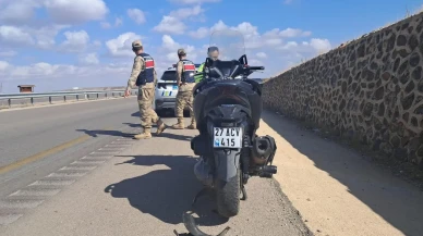 Kilis-Gaziantep karayolunda motosiklet kazasında iki kişi yaralandı