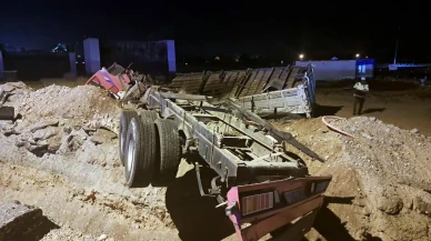 Muğla’da freni boşalan nar yüklü TIR inşaat alanına devrildi