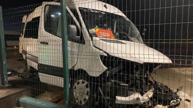 Serik'te tur minibüsü ile otomobil çarpıştı, 2 kişi yaralandı