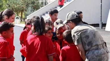 Erzincan jandarması köy okuluna Atatürk köşesi yaptı