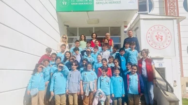 Aydın Gençlik Merkezi'nde öğrenciler Filistin bayraklı rozetler tasarladı