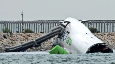 Hong Kong’da kargo uçağı pistten çıkarak denize sürüklendi