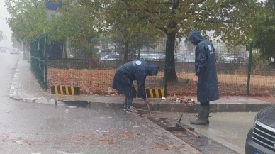 Manisa büyükşehir ve maski ekipleri sağanak yağışa müdahale ediyor