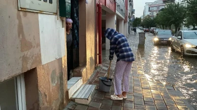 Aydın’da sağanak yağmur hayatı olumsuz etkiledi trafik durma noktasına geldi