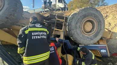 Eskişehir'de devrilen iş makinesi altında kalan operatör AFAD tarafından kurtarıldı