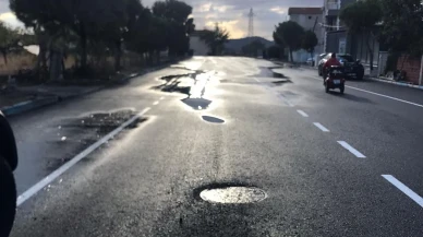 İzmir Büyükşehir Belediyesi'nin Helvacı'daki asfaltı 11 günde çöktü